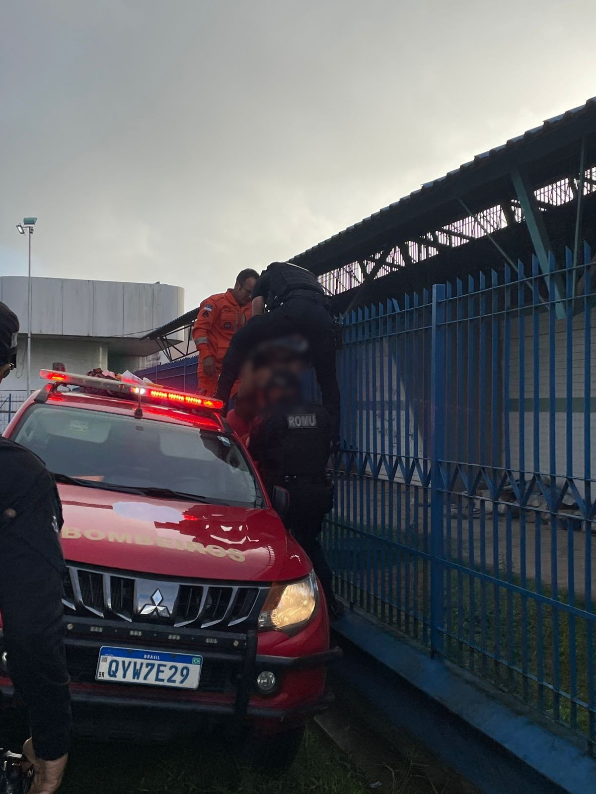 Ela foi resgatada apenas na manhã desta segunda (2), após passar horas presa às grades