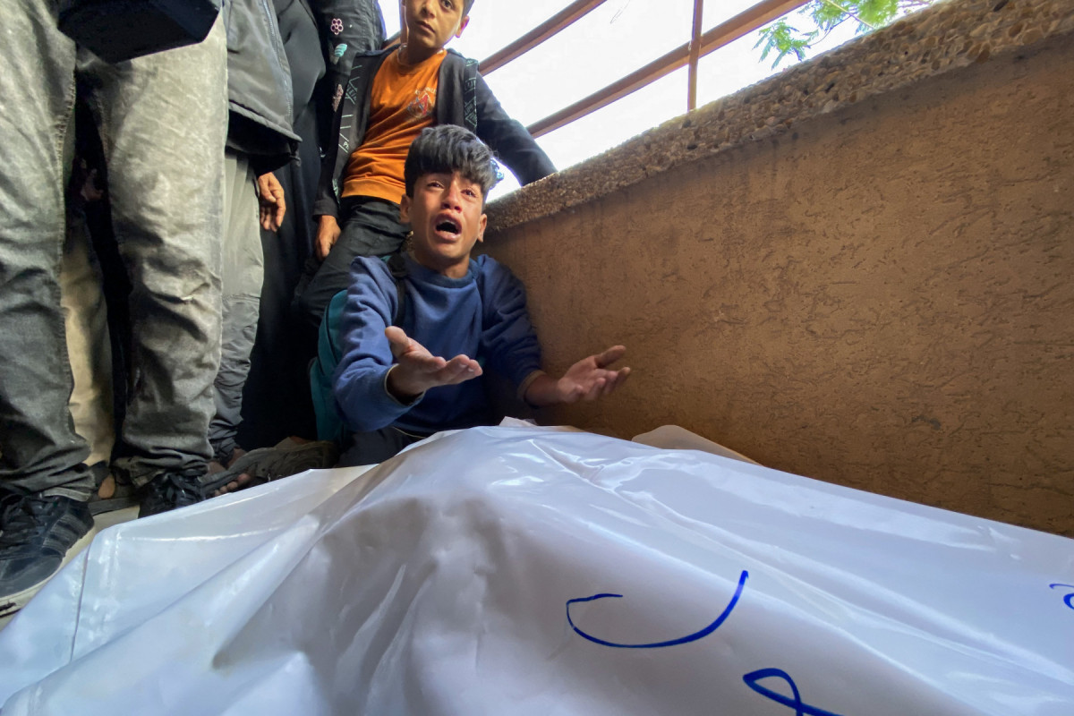 Palestinos choram as mortes de parentes perto de um centro de distribuição de ajuda humanitária no sul de Gaza ( AFP) Palestinos choram as mortes de parentes perto de um centro de distribuição de ajuda humanitária no sul de Gaza/ AFP