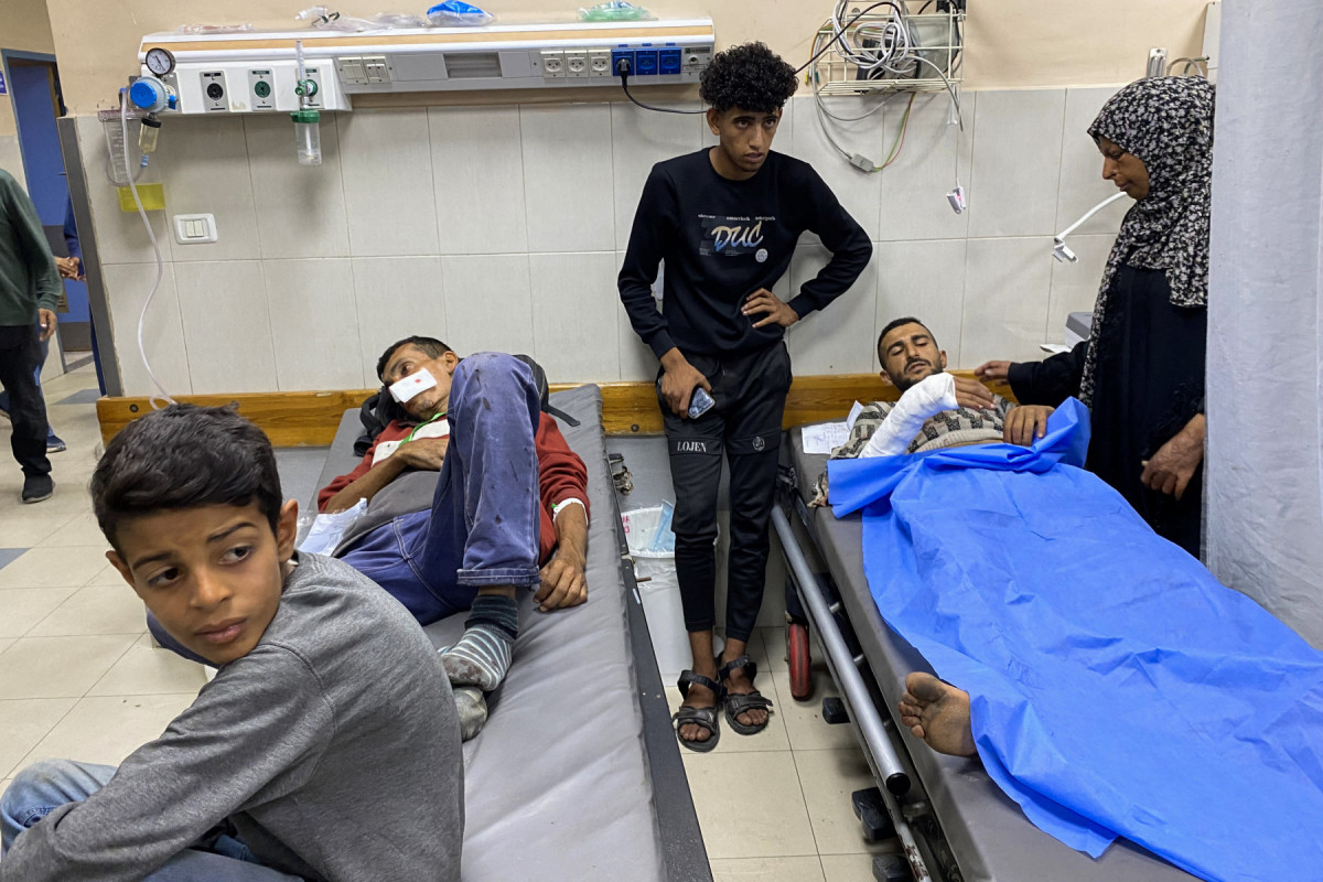 Palestinos feridos por fogo israelense enquanto se reuniam perto de um centro de ajuda apoiado pelos EUA na área de Rafah recebem tratamento no hospital Nasser, no sul da Faixa de Gaza, em 3 de junho de 2025. (Foto da AFP)
