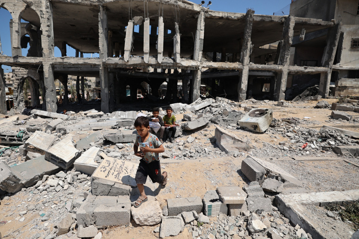 Crianças palestinas recuperam livros danificados após um ataque israelense que atingiu a Mesquita Ansar e um cemitério adjacente em Deir el-Balah, no centro da Faixa de Gaza, em 3 de junho de 2025. (Foto de Eyad BABA / AFP) ( AFP) Crianças palestinas recuperam livros danificados após um ataque israelense que atingiu a Mesquita Ansar e um cemitério adjacente em Deir el-Balah, no centro da Faixa de Gaza, em 3 de junho de 2025. (Foto de Eyad BABA / AFP)/ AFP