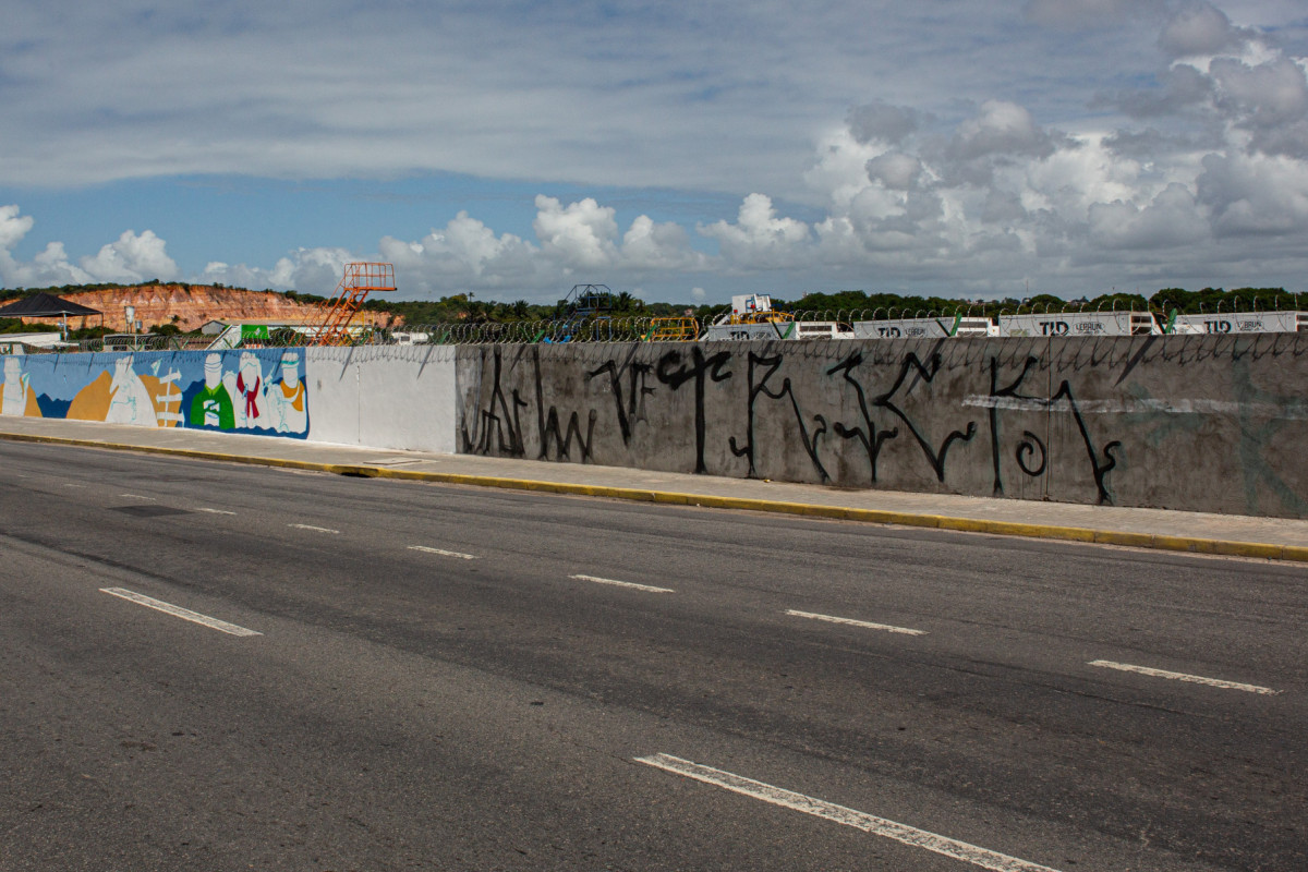 Recife, PE, 03/06/2025 - GRAFITAGEM MURO DO AEROPORTO - Imagens dos grafites que estão sendo feitos no muro do aeroporto.
