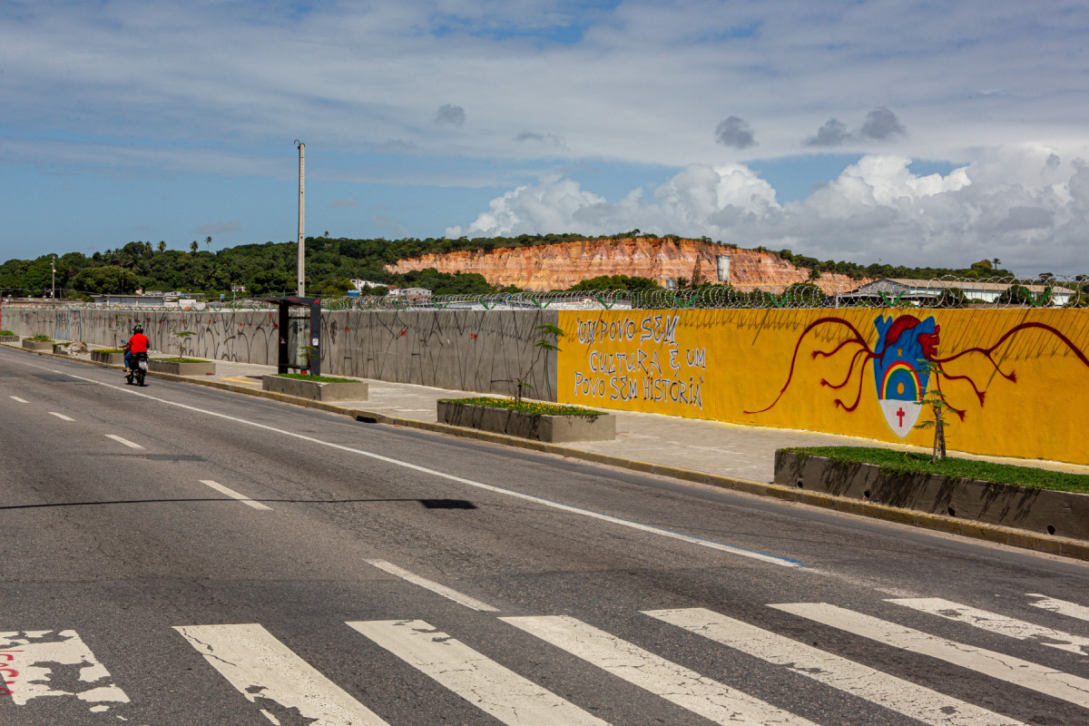 Recife, PE, 03/06/2025 - GRAFITAGEM MURO DO AEROPORTO - Imagens dos grafites que estão sendo feitos no muro do aeroporto.