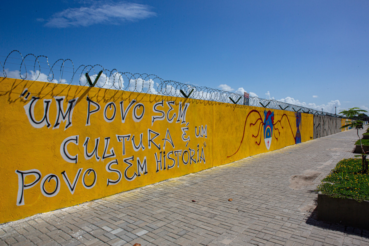 Recife, PE, 03/06/2025 - GRAFITAGEM MURO DO AEROPORTO - Imagens dos grafites que estão sendo feitos no muro do aeroporto.