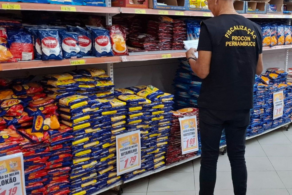 Agentes fiscalizadores do Procon-PE consultaram estabelecimentos de cinco cidades pernambucanas para a pesquisa de preços de maio. (Divulgação/Procon-PE) Agentes fiscalizadores do Procon-PE consultaram estabelecimentos de cinco cidades pernambucanas para a pesquisa de preços de maio./Divulgação/Procon-PE