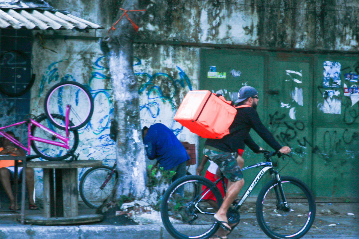 Entregadores por aplicativo também utilizam bike para trabalhar