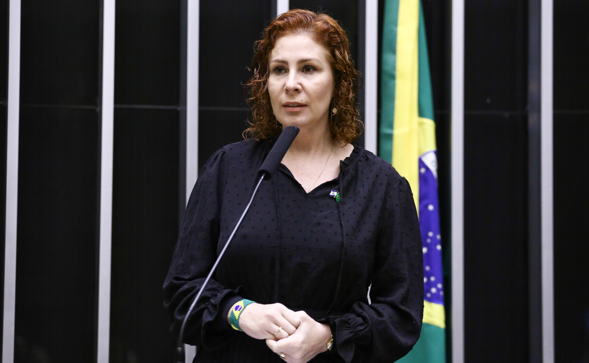 Carla Zambelli informou que está fora do Brasil