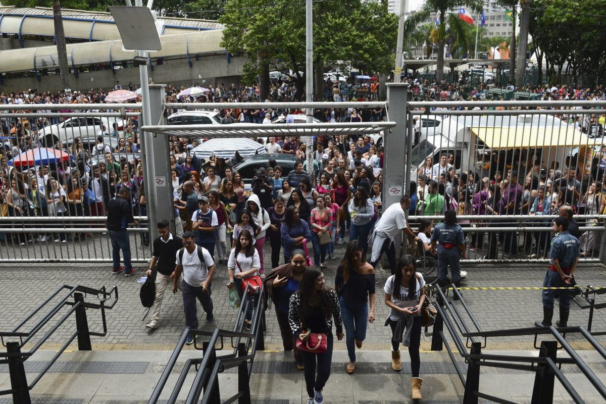 São Paulo - Estudantes chegam à Universidade 9 de Julho (Uninove) para o segundo dia de provas do Exame Nacional do Ensino Médio (Enem), em Barra Funda, zona oeste. (Rovena Rosa/Agência Brasil)