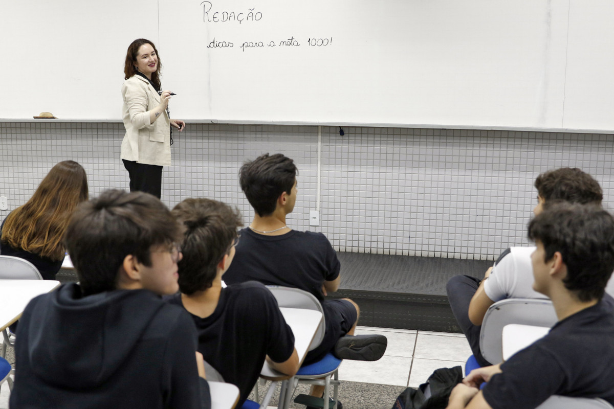 Brasília (DF), 30/10/2024 - Professora do colégio Galois, Hagda Vasconcelos, fala com alunos sobre dicas de redação para o Enem 2024. Foto: Bruno Peres/Agência Brasil