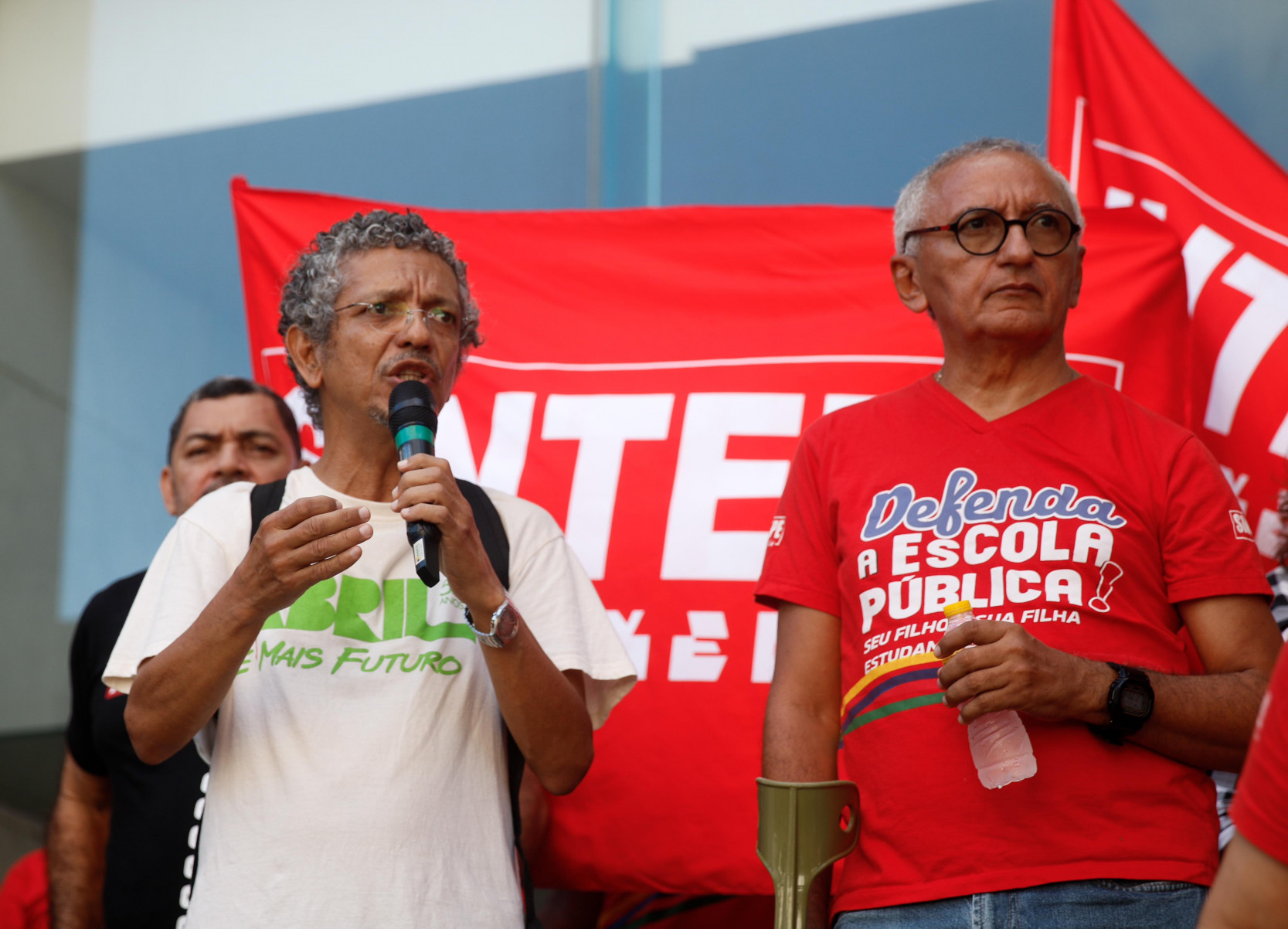 Professores em frente ao prédio da Alepe