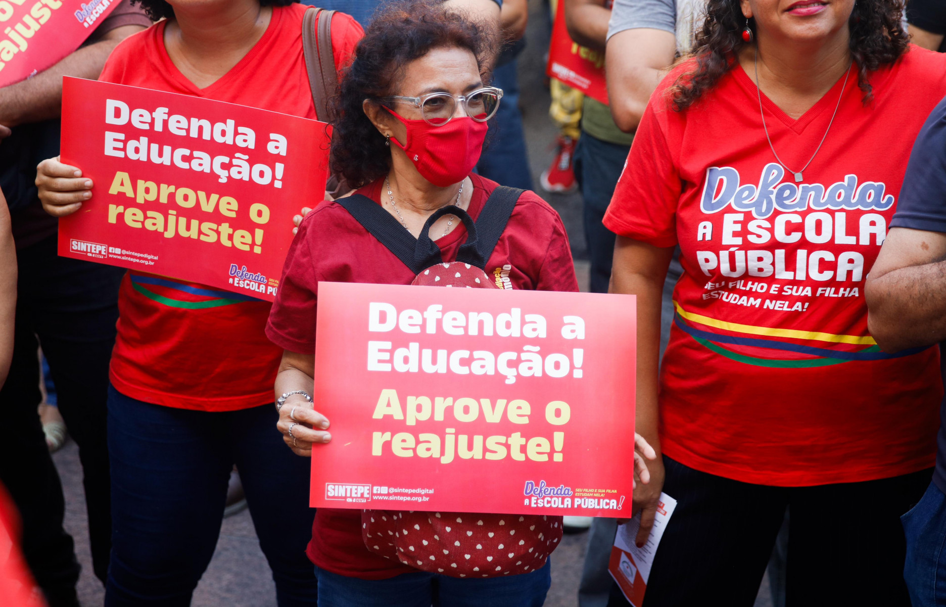 Professores em frente ao prédio da Alepe