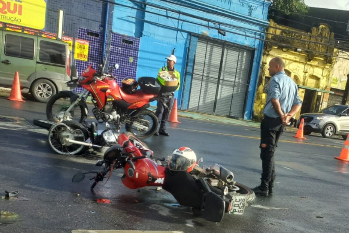 Duas motos se chocaram no cruzamento da Cabugá com Araripina (Carlos Lopes/DP) Duas motos se chocaram no cruzamento da Cabugá com Araripina/Carlos Lopes/DP
