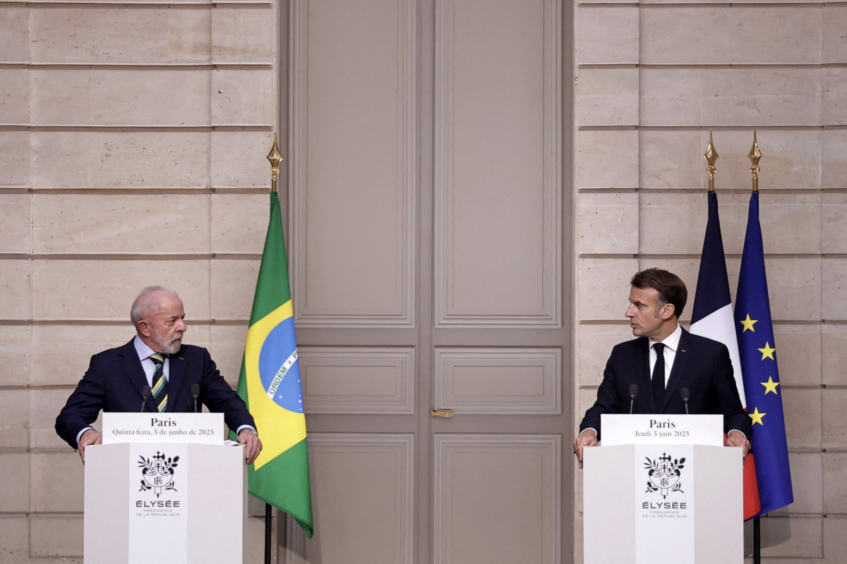 O presidente francês, Emmanuel Macron (à direita), e o presidente brasileiro, Luiz Inácio Lula da Silva (à esquerda), discursarão em uma coletiva de imprensa conjunta após uma reunião no Palácio Presidencial do Eliseu, em Paris,