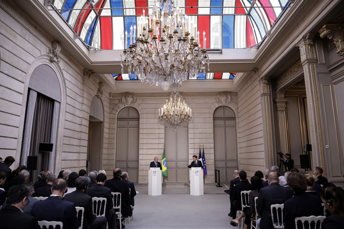  O presidente francês, Emmanuel Macron (à direita), e o presidente brasileiro, Luiz Inácio Lula da Silva (à esquerda), discursarão em uma coletiva de imprensa conjunta após uma reunião no Palácio Presidencial do Eliseu, em Paris,