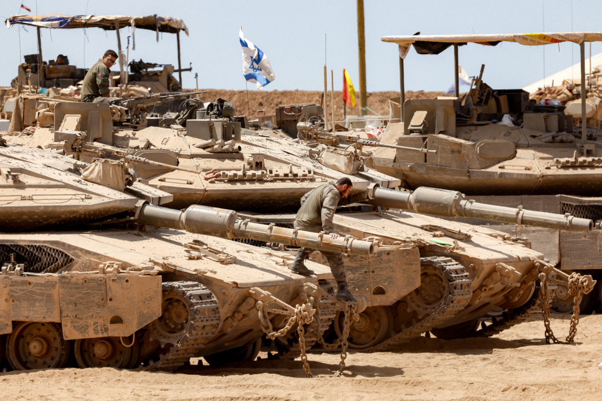 Tanques israelenses posicionados ao longo da fronteira com a Faixa de Gaza em 5 de junho de 2025, em meio à guerra em curso entre Israel e o Hamas. A agência de defesa civil de Gaza informou que ataques israelenses mataram pelo menos 10 pessoas no território palestino devastado em 5 de junho, enquanto os militares mantêm uma ofensiva intensificada. (Foto de Jack GUEZ / AFP) ( AFP) Tanques israelenses posicionados ao longo da fronteira com a Faixa de Gaza em 5 de junho de 2025, em meio à guerra em curso entre Israel e o Hamas. A agência de defesa civil de Gaza informou que ataques israelenses mataram pelo menos 10 pessoas no território palestino devastado em 5 de junho, enquanto os militares mantêm uma ofensiva intensificada. (Foto de Jack GUEZ / AFP)/ AFP