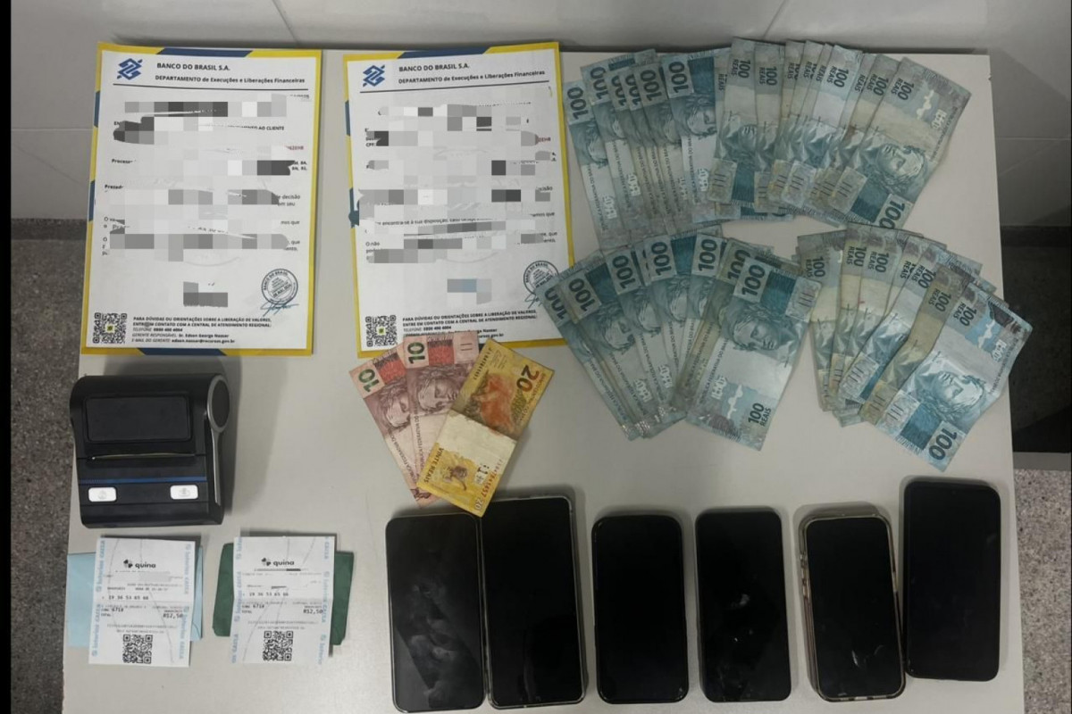 Grupo que praticava golpes de bilhete premiado é preso em Boa Viagem
(Divulgação/PCPE) Grupo que praticava golpes de bilhete premiado é preso em Boa Viagem
/Divulgação/PCPE