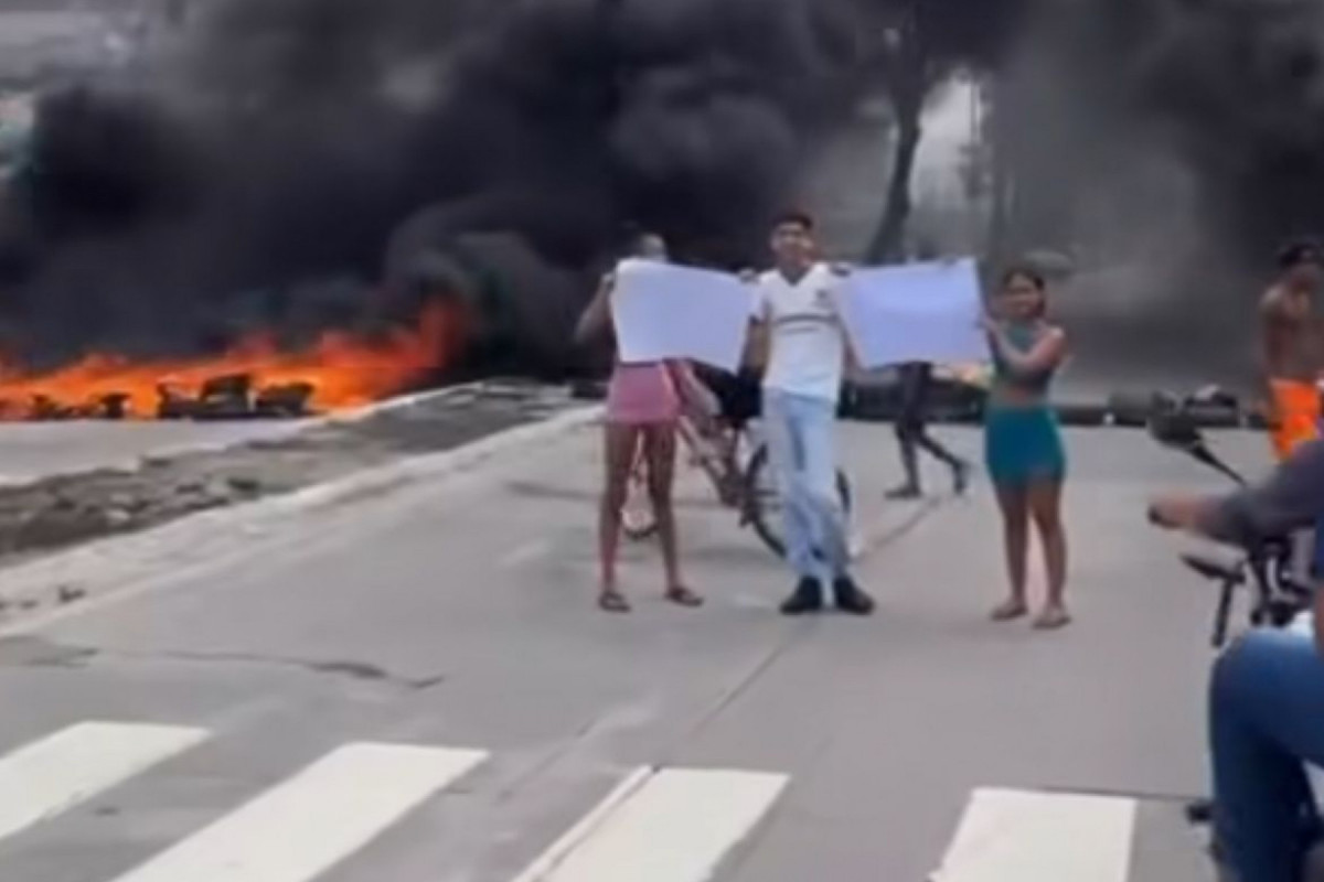 Protesto intertida os dois sentidos da avenida