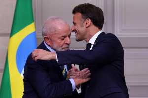  O presidente franc&ecirc;s, Emmanuel Macron (&agrave; direita), e o presidente brasileiro, Luiz In&aacute;cio Lula da Silva (&agrave; esquerda), discursar&atilde;o em uma coletiva de imprensa conjunta ap&oacute;s uma reuni&atilde;o no Pal&aacute;cio Presidencial do Eliseu, em Paris,