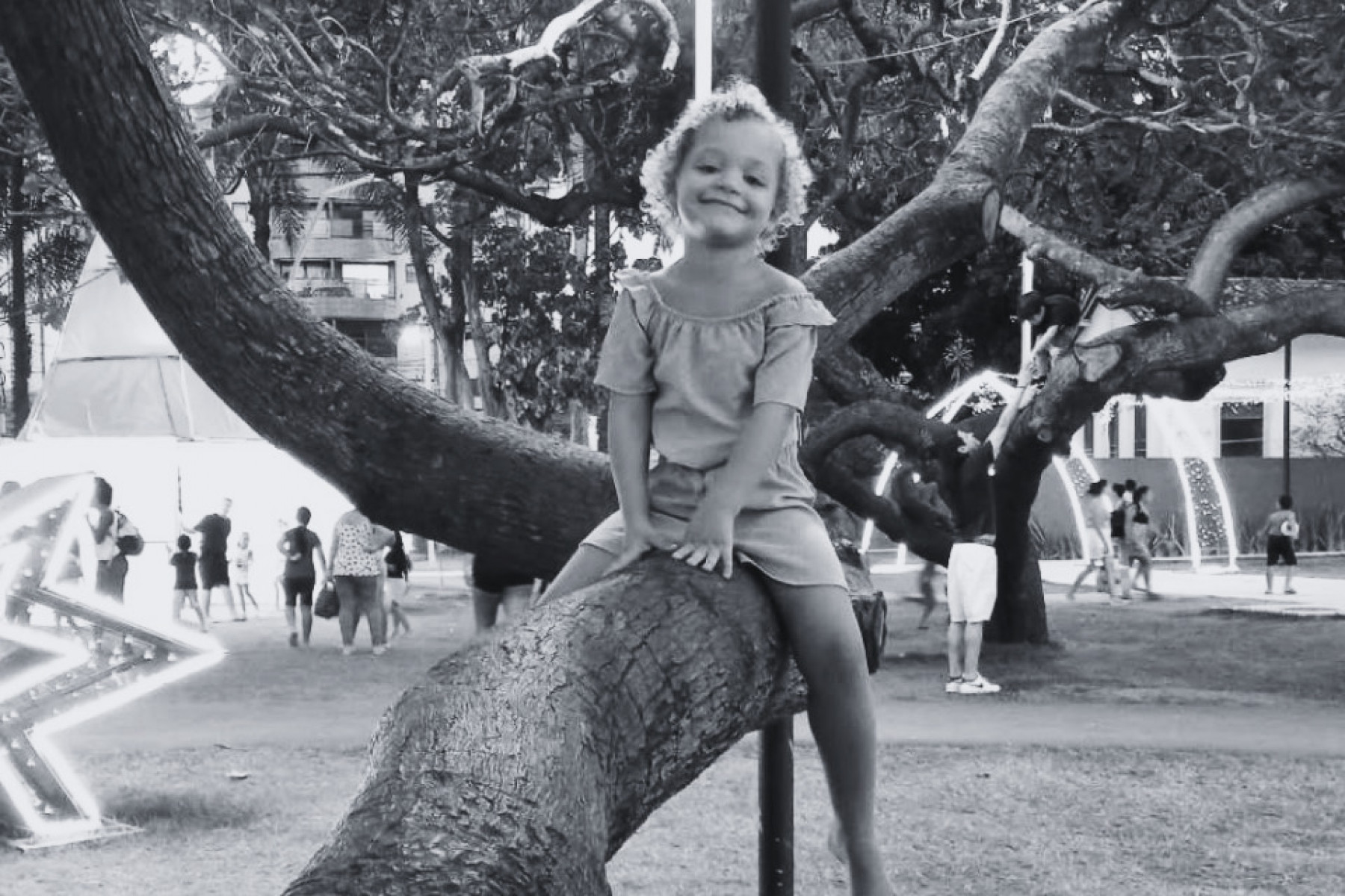 Helen foi atingida quando estava no colo da mãe, em frente à residência da família, em Água Fria, Zona Norte do Recife