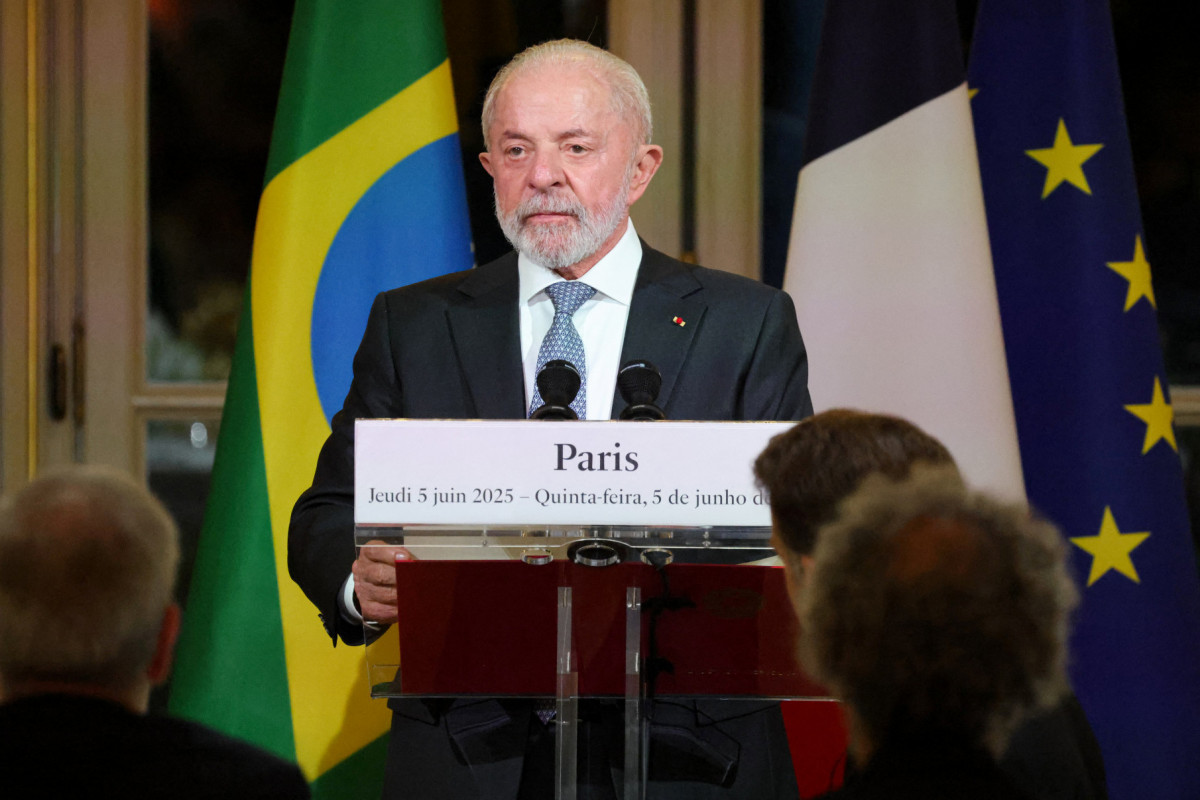  O presidente do Brasil, Luiz Inácio Lula da Silva, discursa antes de um jantar de Estado no Palácio Presidencial do Eliseu, em Paris /Ludovic MARIN / POOL / AFP