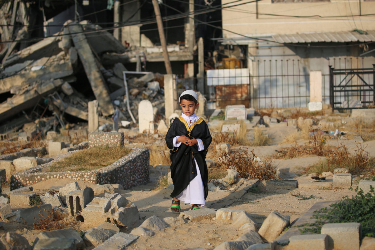 Uma criança palestina visita o túmulo de um ente querido no primeiro dia do festival muçulmano Eid al-Adha em Nuseirat, no centro da Faixa de Gaza, em 6 de junho de 2025, em meio à guerra entre Israel e o Hamas. (Foto de Eyad BABA / AFP) ( AFP) Uma criança palestina visita o túmulo de um ente querido no primeiro dia do festival muçulmano Eid al-Adha em Nuseirat, no centro da Faixa de Gaza, em 6 de junho de 2025, em meio à guerra entre Israel e o Hamas. (Foto de Eyad BABA / AFP)/ AFP