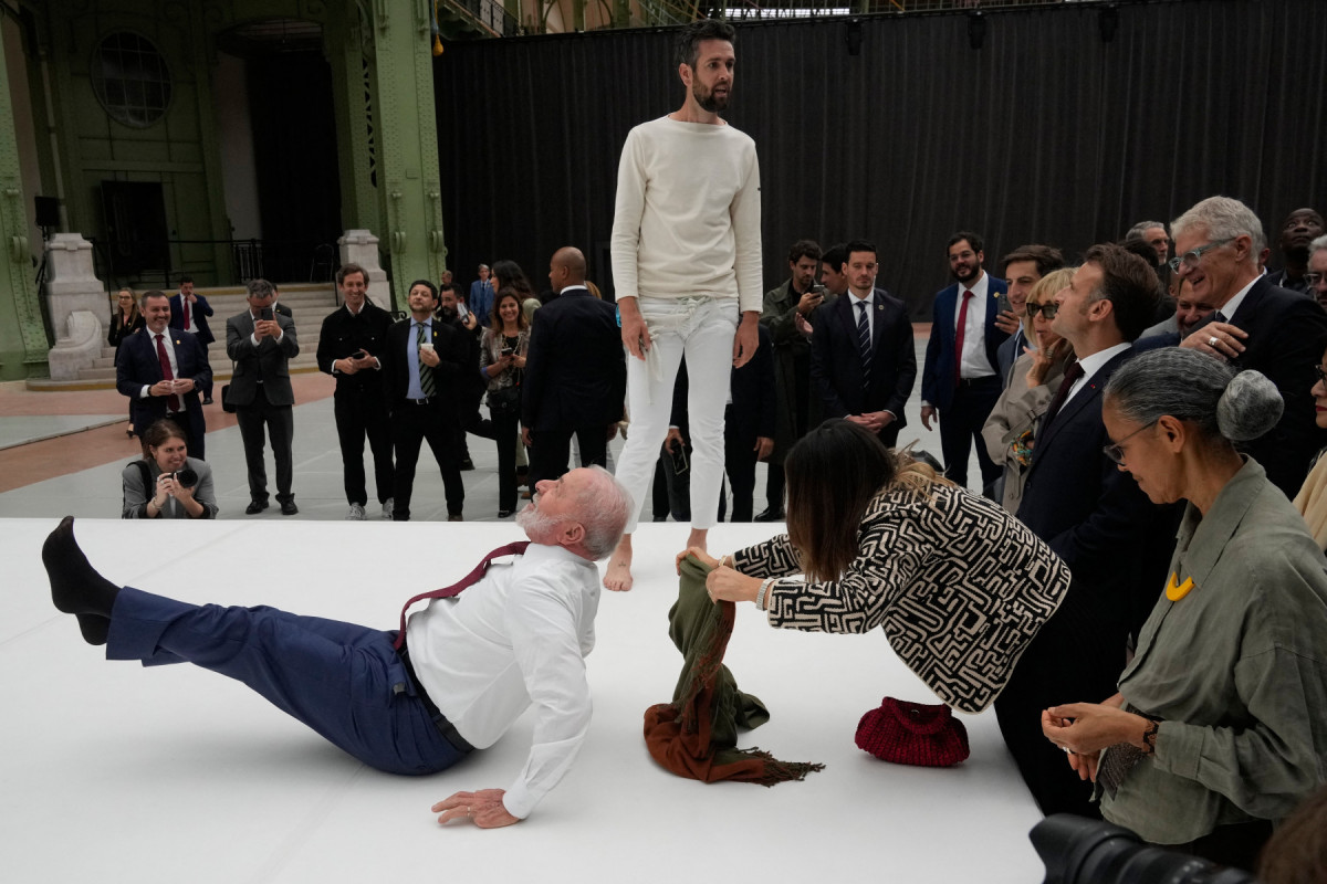 Lula tenta repetir movimentos de acrobata durante exibição na França. / AFP