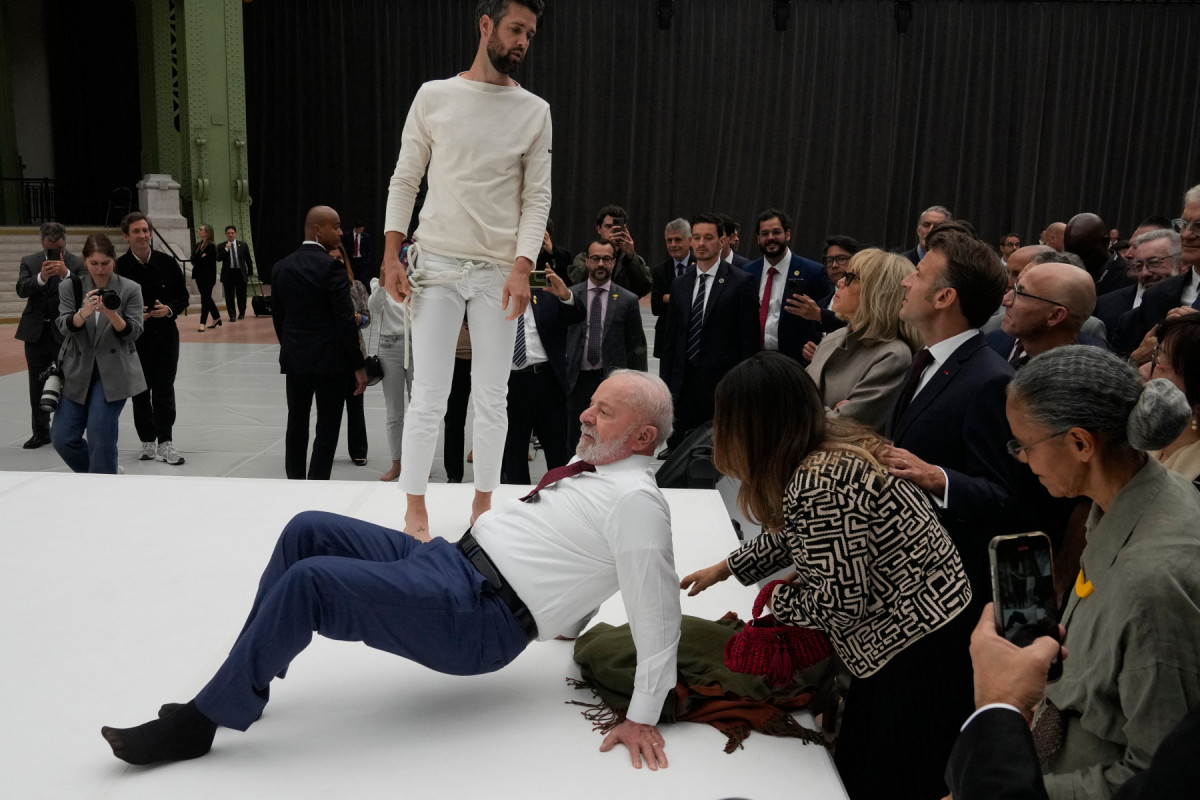 Lula tenta repetir movimentos de acrobata durante exibição na França 
