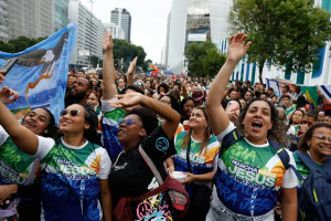 A proporção de evangélicos na população brasileira continua crescendo