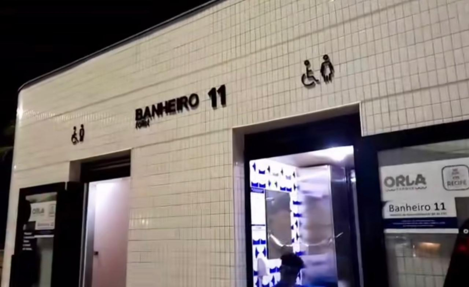 O funcionário estava fardado dentro da unidade 11 do banheiro da orla.