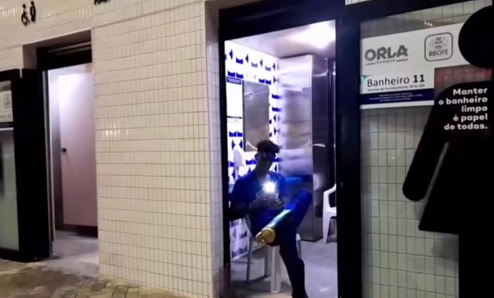 O homem é funcionário da limpeza dos banheiros públicos da orla de Boa Viagem, na Zona Sul do Recife