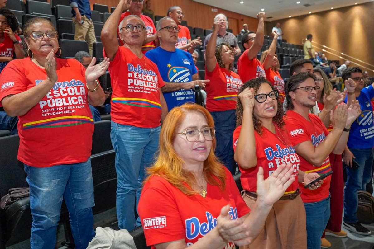 O impasse se dá porque a oposição vinha cobrando esclarecimentos de empréstimos que totalizam R$ 9,2 bilhões feitos pelo Governo do Estado (Foto: Pericles Chagas/Sintepe) O impasse se dá porque a oposição vinha cobrando esclarecimentos de empréstimos que totalizam R$ 9,2 bilhões feitos pelo Governo do Estado/Foto: Pericles Chagas/Sintepe