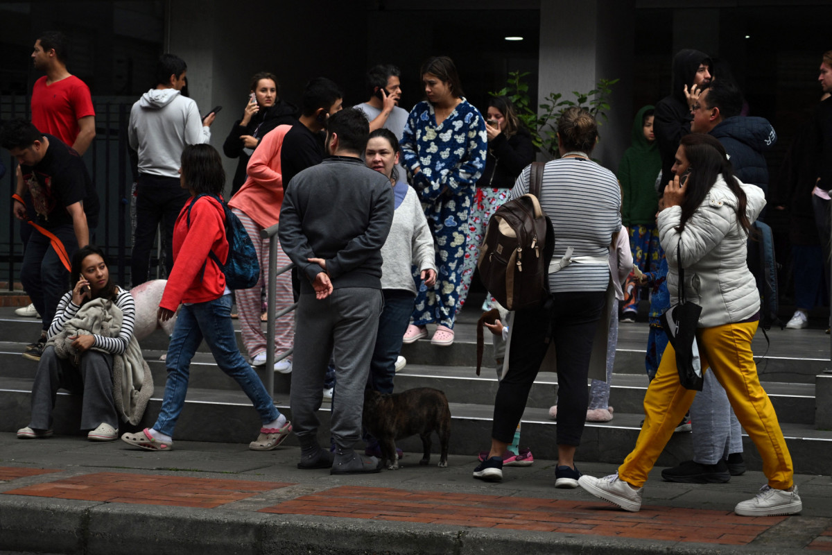 Pessoas reunidas em Bogotá após terremoto atingir a Colômbia ( Raul ARBOLEDA / AFP) Pessoas reunidas em Bogotá após terremoto atingir a Colômbia/ Raul ARBOLEDA / AFP