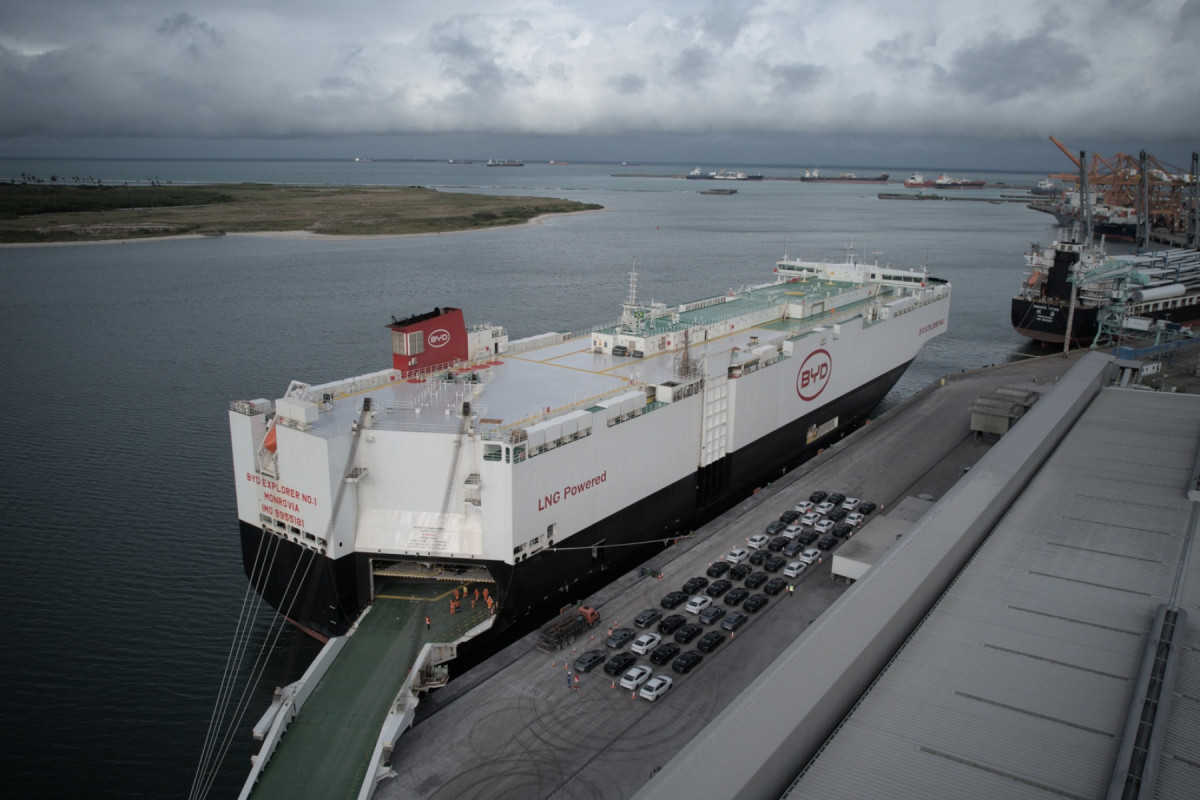 Navio BYD Explorer No. 1 atraca em Suape com 5 mil veículos à bordo