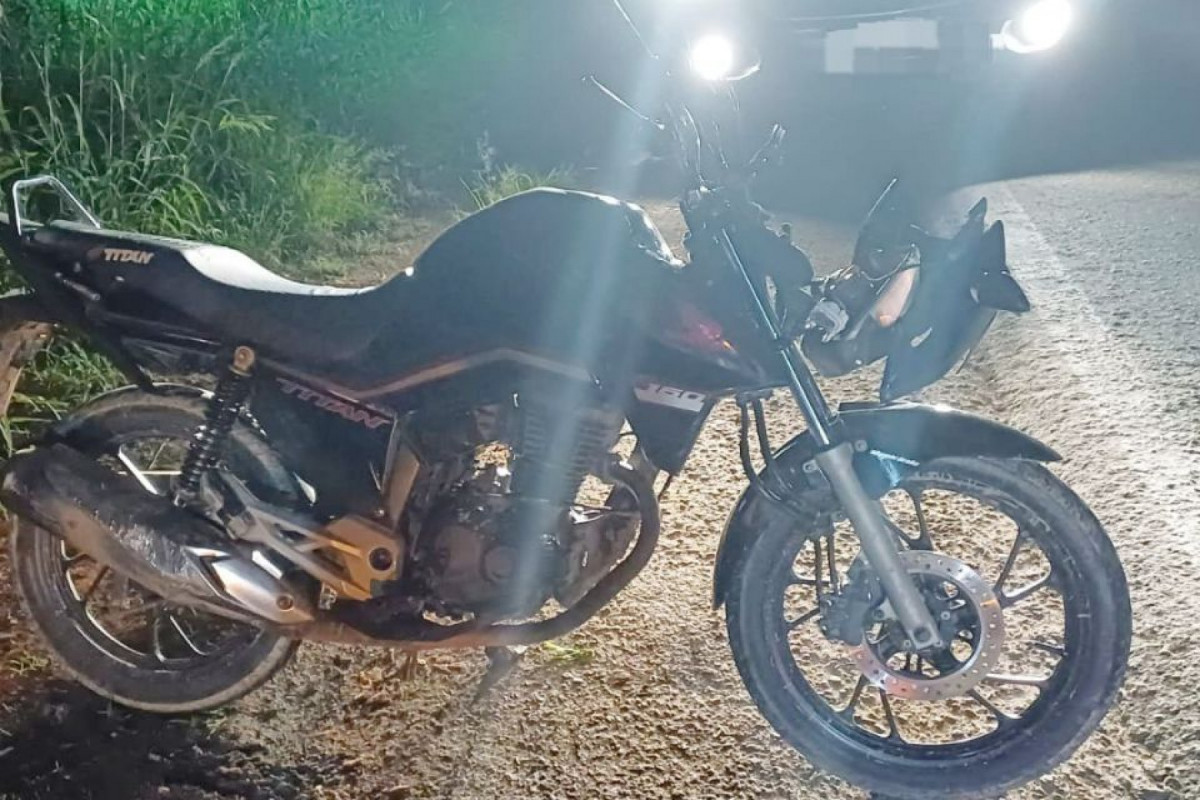 Condutor da motocicleta atingiu um cavalo e tombou na rodovia (PRF/divulgação ) Condutor da motocicleta atingiu um cavalo e tombou na rodovia /PRF/divulgação