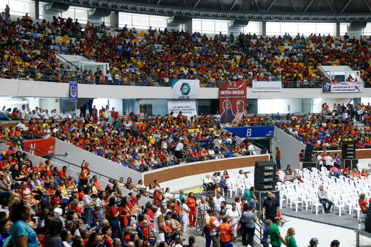 Cerca de 12 mil fiéis participaram do evento