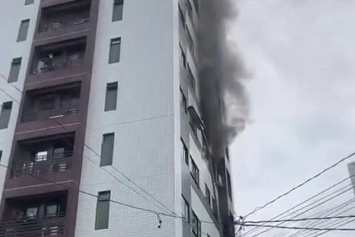Vídeos registrados por moradores mostram fumaça e pouco de fogo saindo de um dos apartamentos (Foto: Reprodução / Redes Sociais) Vídeos registrados por moradores mostram fumaça e pouco de fogo saindo de um dos apartamentos/Foto: Reprodução / Redes Sociais