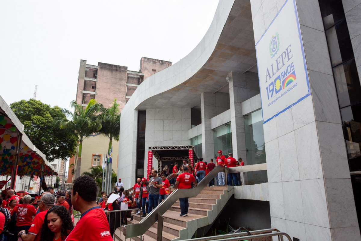 Professores da rede estadual de ensino foram até a Alepe para cobrar a votação do projeto de lei que estabeleceu o reajuste salarial da categoria. (Rafael Vieira/DP Foto) Professores da rede estadual de ensino foram até a Alepe para cobrar a votação do projeto de lei que estabeleceu o reajuste salarial da categoria. /Rafael Vieira/DP Foto