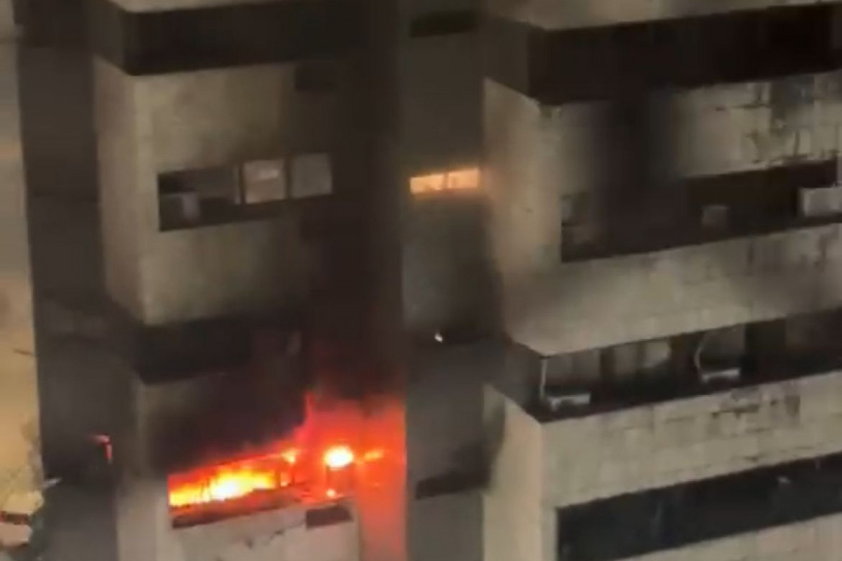 O incêndio atingiu o quarto andar do prédio e sete viaturas foram enviadas pelos bombeiros (Foto: Reprodução/Whatsapp) O incêndio atingiu o quarto andar do prédio e sete viaturas foram enviadas pelos bombeiros/Foto: Reprodução/Whatsapp