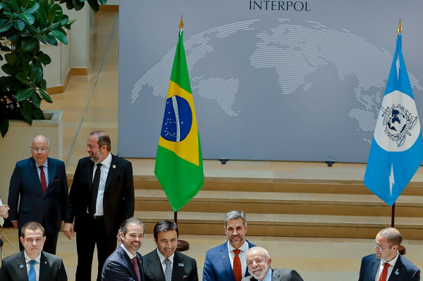Presidente da República, Luiz Inácio Lula da Silva, durante sessão solene por ocasião da assinatura de Declaração de Intenções entre o Brasil e a Interpol. Sede da Interpol, Lyon - França.
 
Foto: Ricardo Stuckert / PR