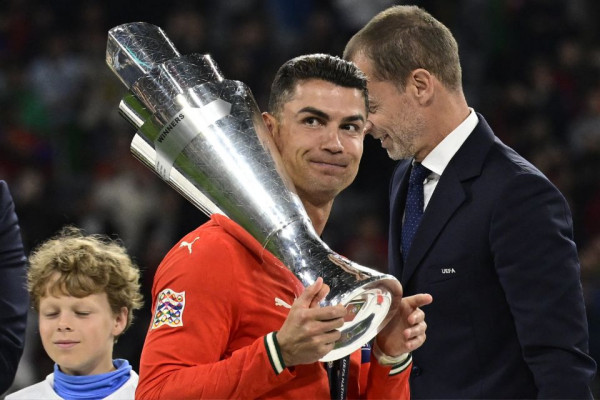Cristiano Ronaldo com a taça de campeão 