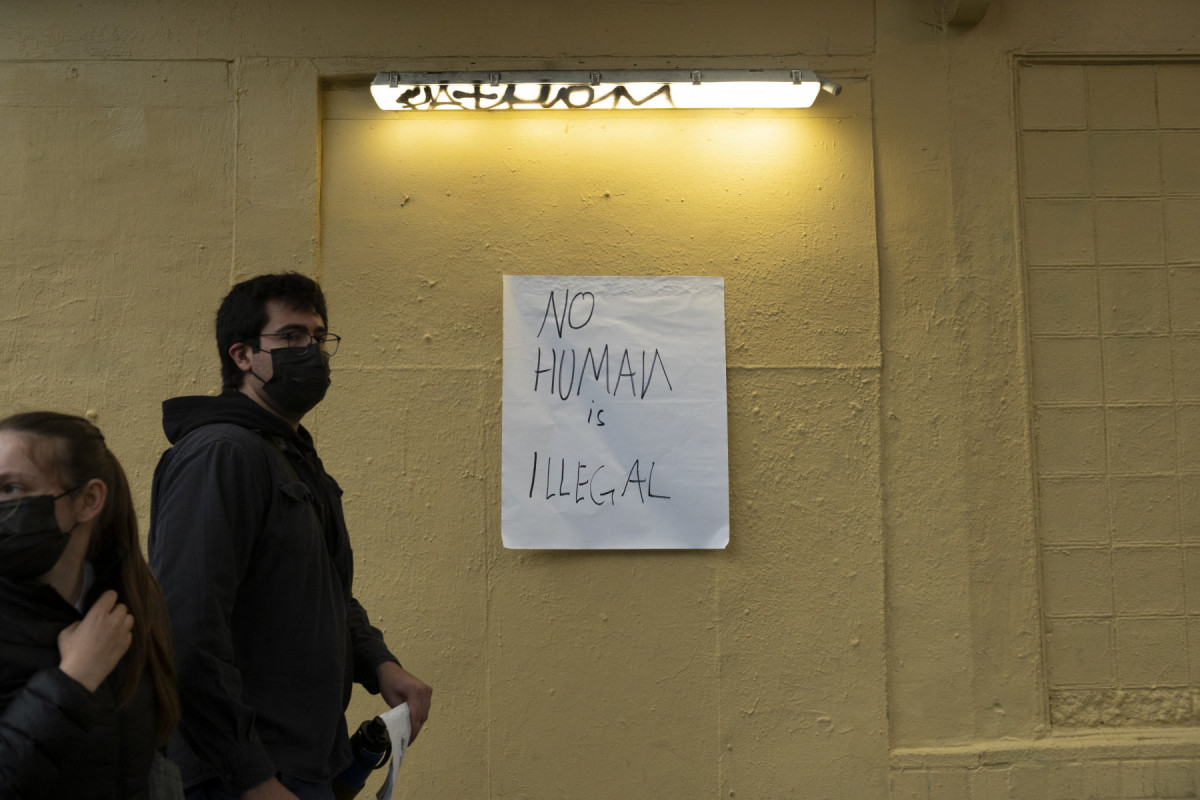 Uma placa com os dizeres 