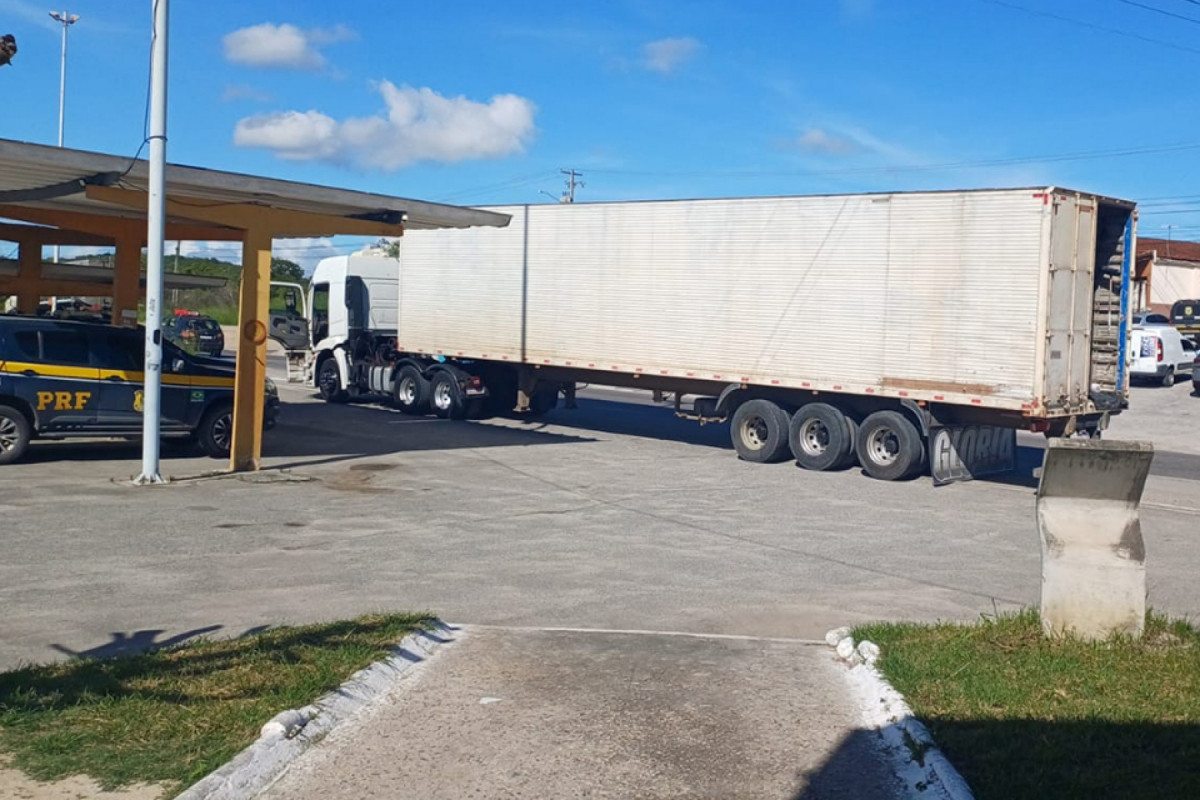 PRF apreende caminhão com carga furtada em São Caetano, no Agreste de estado (DIVULGAÇÃO/PRF) PRF apreende caminhão com carga furtada em São Caetano, no Agreste de estado/DIVULGAÇÃO/PRF