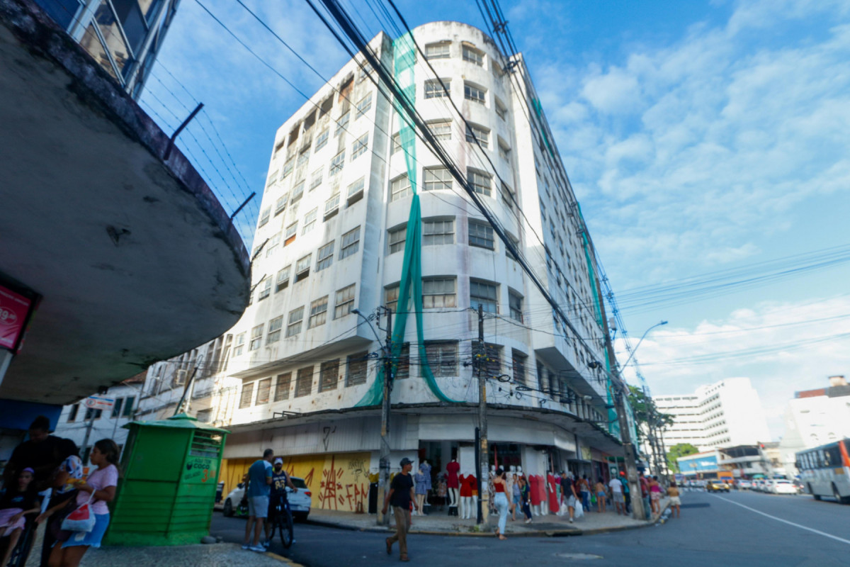 Edifício Tebas, no bairro de Santo Antônio, está entre os imóveis que podem receber obras de retrofit financiadas pela linha de crédito especial da Caixa Econômica.