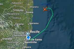 O avião está retornando para o Recife