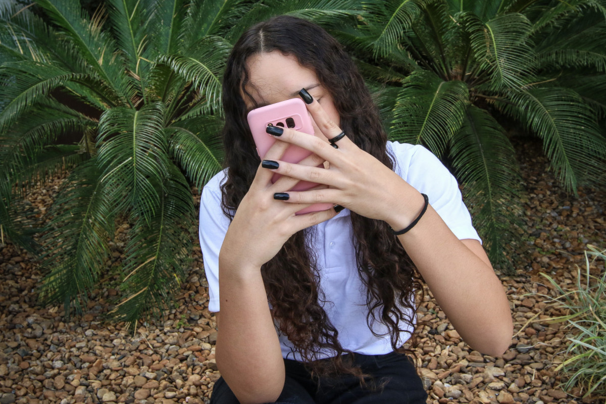 Brasília, 21/07/2023, A estudante Júlia, mexe em seu celular. Sonhos das juventudes: políticas ajudam a potencializar trajetórias e criar oportunidades. Foto: Antônio Cruz/Agência Brasil