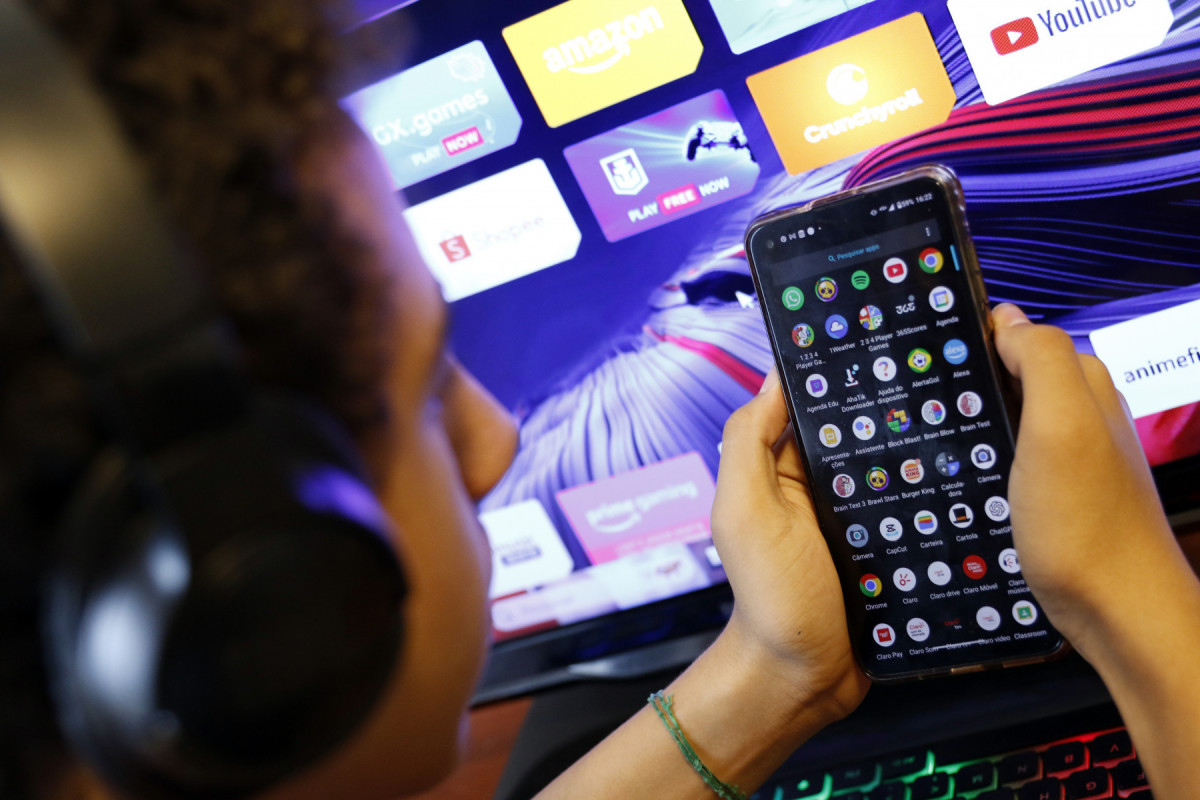 Criança com perfil aberto em redes sociais