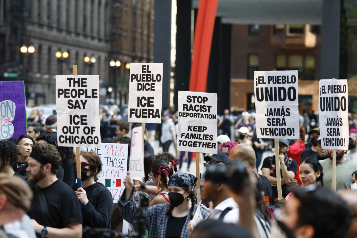 Manifestantes protestam contra o Serviço de Imigração e Alfândega dos EUA (ICE) em resposta às operações federais de imigração em Chicago, Illinois