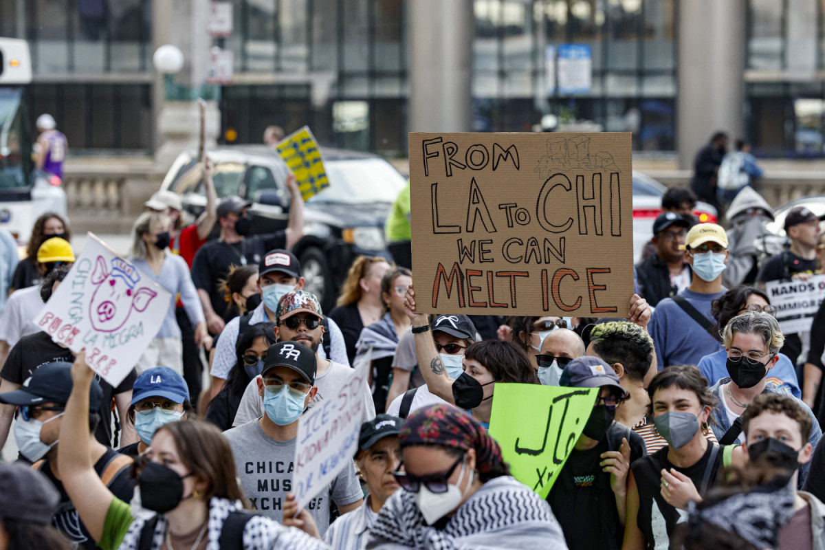 Manifestantes protestam contra o Serviço de Imigração e Alfândega dos EUA (ICE) em resposta às operações federais de imigração em Chicago, Illinois (KAMIL KRZACZYNSKI/AFP) Manifestantes protestam contra o Serviço de Imigração e Alfândega dos EUA (ICE) em resposta às operações federais de imigração em Chicago, Illinois/KAMIL KRZACZYNSKI/AFP