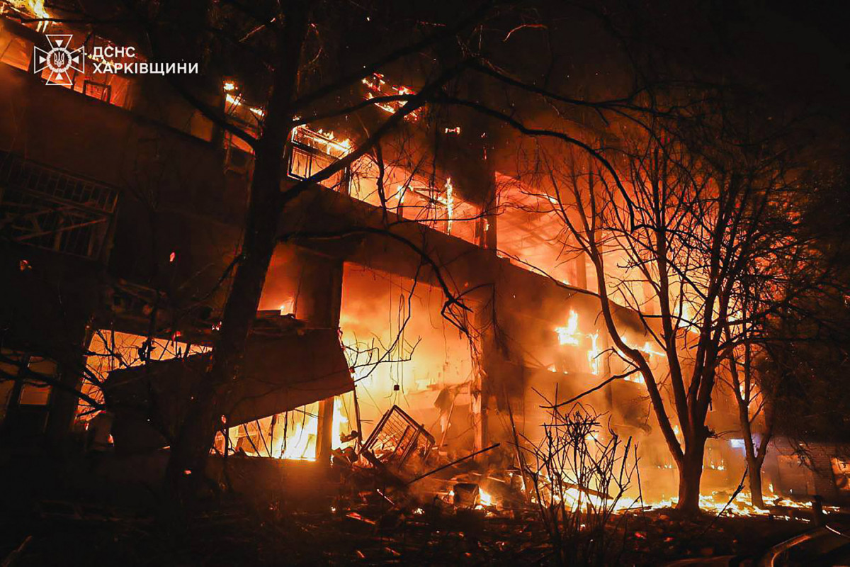 Prédio atingido por drone na região de Kharkiv ( HANDOUT / UKRAINIAN EMERGENCY SERVICE / AFP) Prédio atingido por drone na região de Kharkiv/ HANDOUT / UKRAINIAN EMERGENCY SERVICE / AFP