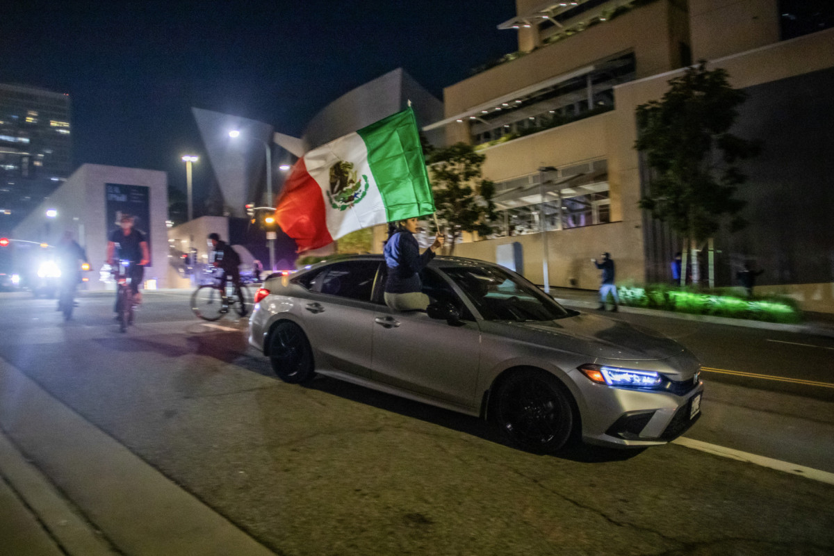 Manifestantes em carros e bicicletas são vistos no centro da cidade, apesar do toque de recolher imposto após dias de protestos em resposta às operações federais de imigração em Los Angeles, em 10 de junho de 2025. A polícia de Los Angeles começou a prender pessoas no centro da cidade na noite de 10 de junho, enquanto grupos se reuniam em violação ao toque de recolher noturno após o quinto dia de protestos contra a repressão imigratória de Donald Trump. (Foto de Apu GOMES / AFP) ( AFP) Manifestantes em carros e bicicletas são vistos no centro da cidade, apesar do toque de recolher imposto após dias de protestos em resposta às operações federais de imigração em Los Angeles, em 10 de junho de 2025. A polícia de Los Angeles começou a prender pessoas no centro da cidade na noite de 10 de junho, enquanto grupos se reuniam em violação ao toque de recolher noturno após o quinto dia de protestos contra a repressão imigratória de Donald Trump. (Foto de Apu GOMES / AFP)/ AFP