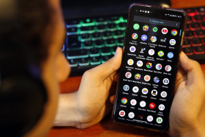 Crian&ccedil;a com perfil aberto em redes sociais